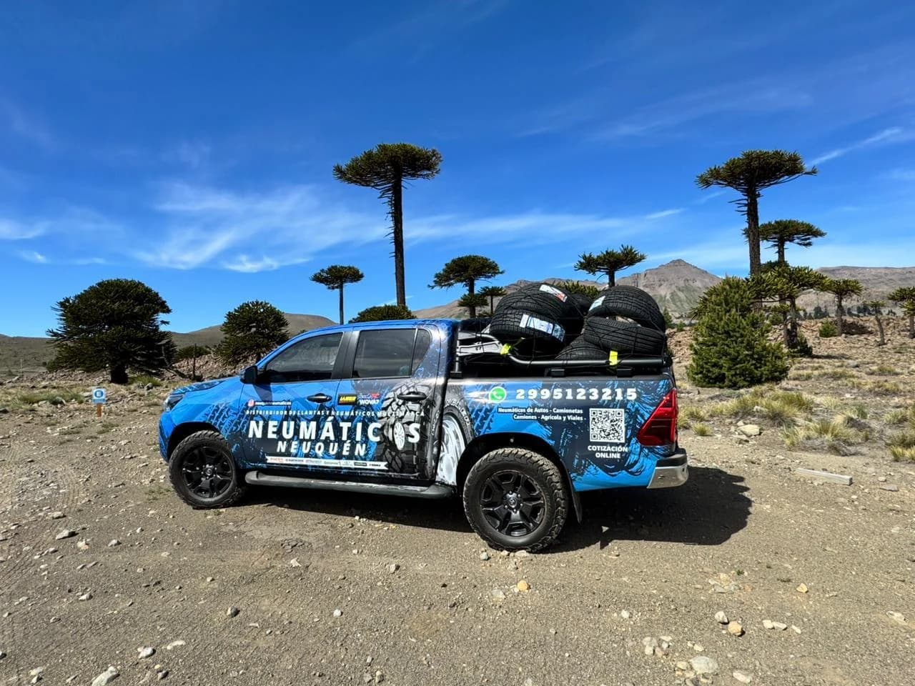 Camioneta de Neumáticos Neuquén cargada de cubiertas en la cordillera neuquina